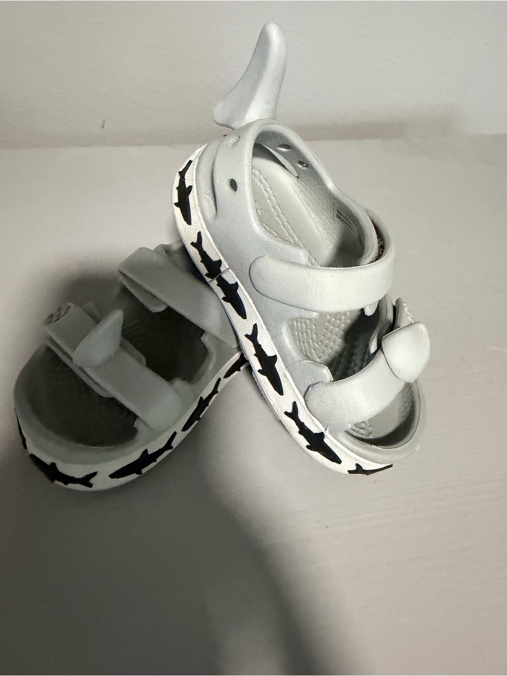 Crocs Toddler Crocband Cruiser Shark Sandals in light grey size 4